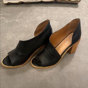 Mi.iM Black Open-Toe Block Heel Sandals with Brown Wood-Look Heel